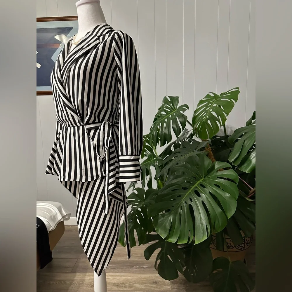 🛍️ Leo & Viola black and white striped unique wrap shirt excellent condition. - Picture 6 of 10